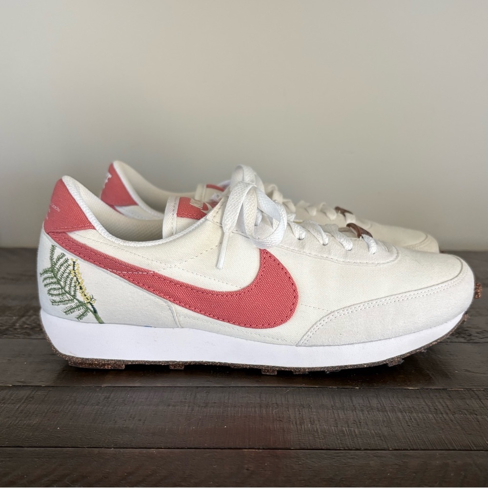 NIKE - SPECIAL EDITION - White and Pink Swoosh Low-Top Sneaker. Size 8.5 - Picture 12 of 16